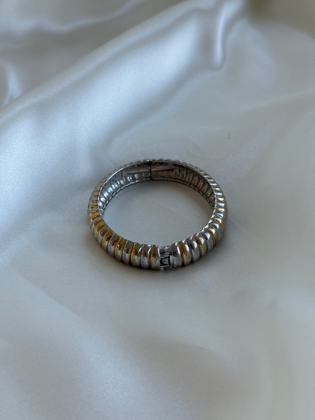 Vintage Two-Tone Ribbed Hinged Bangle