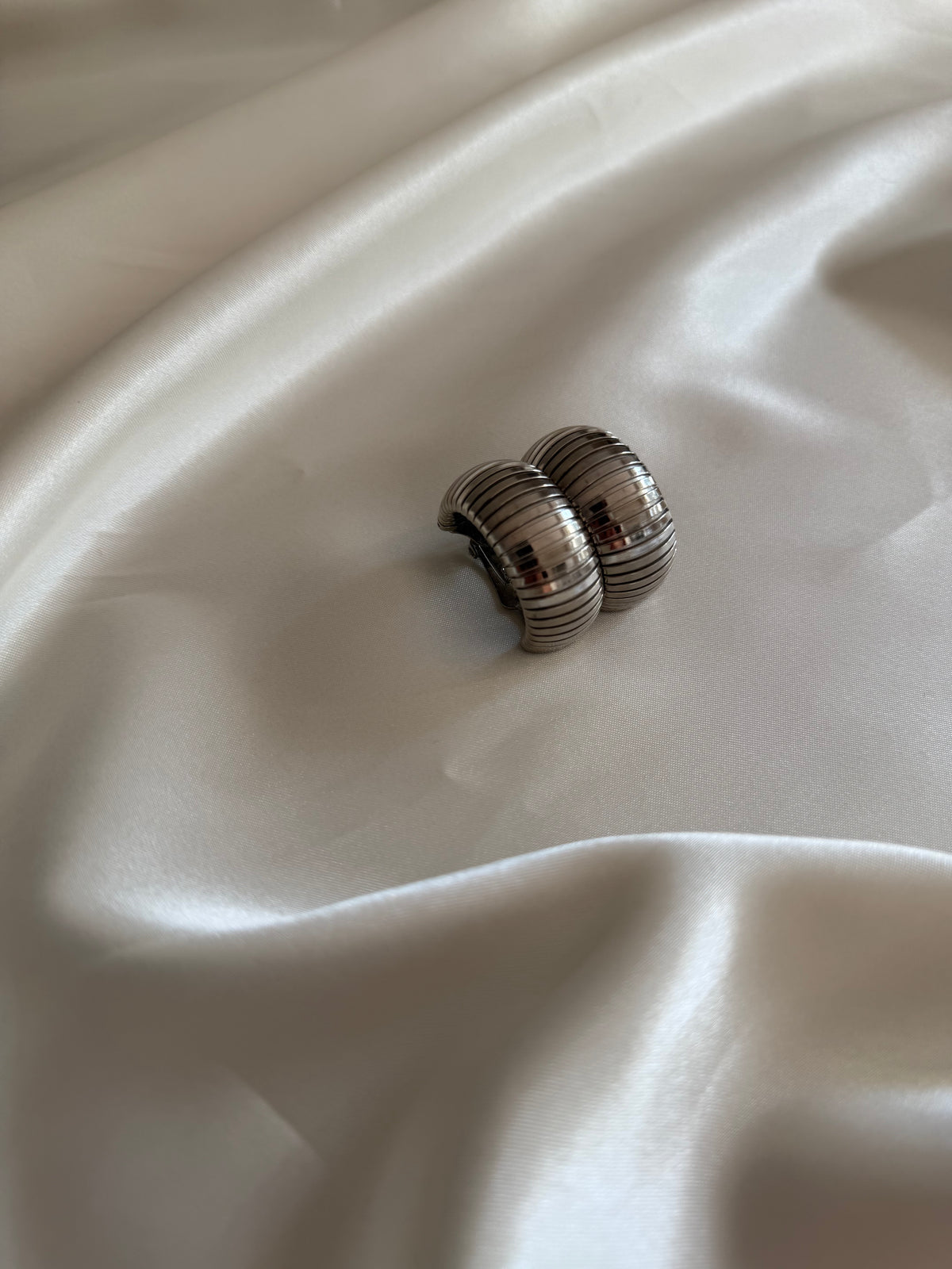 Vintage silver-tone ribbed hoop earrings