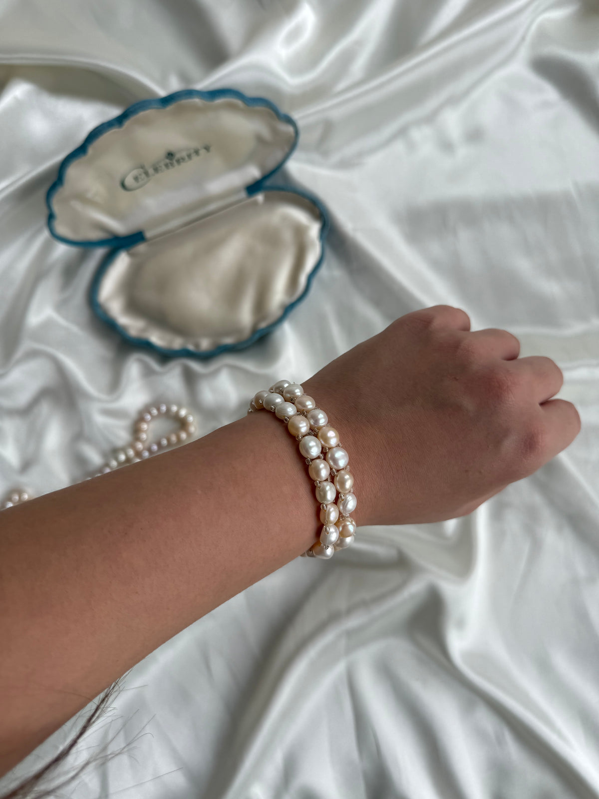 Vintage Pastel Freshwater Pearl Jewellery Set with Clam Shell Jewellery Box – Necklace & Two Bracelets