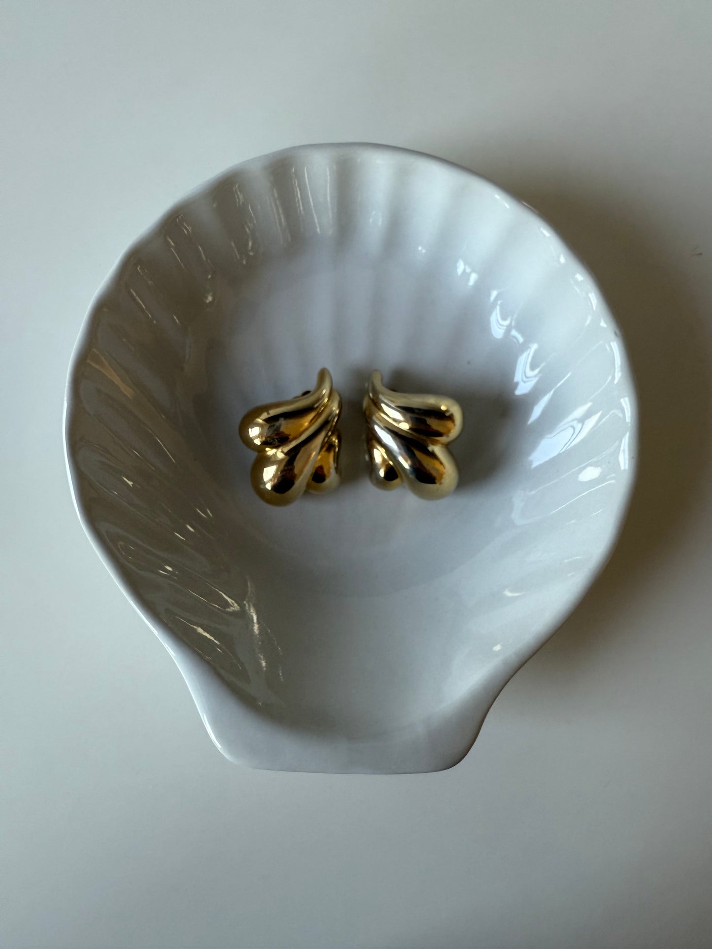 Set of 5 White Ceramic Scallop Shell Dishes
