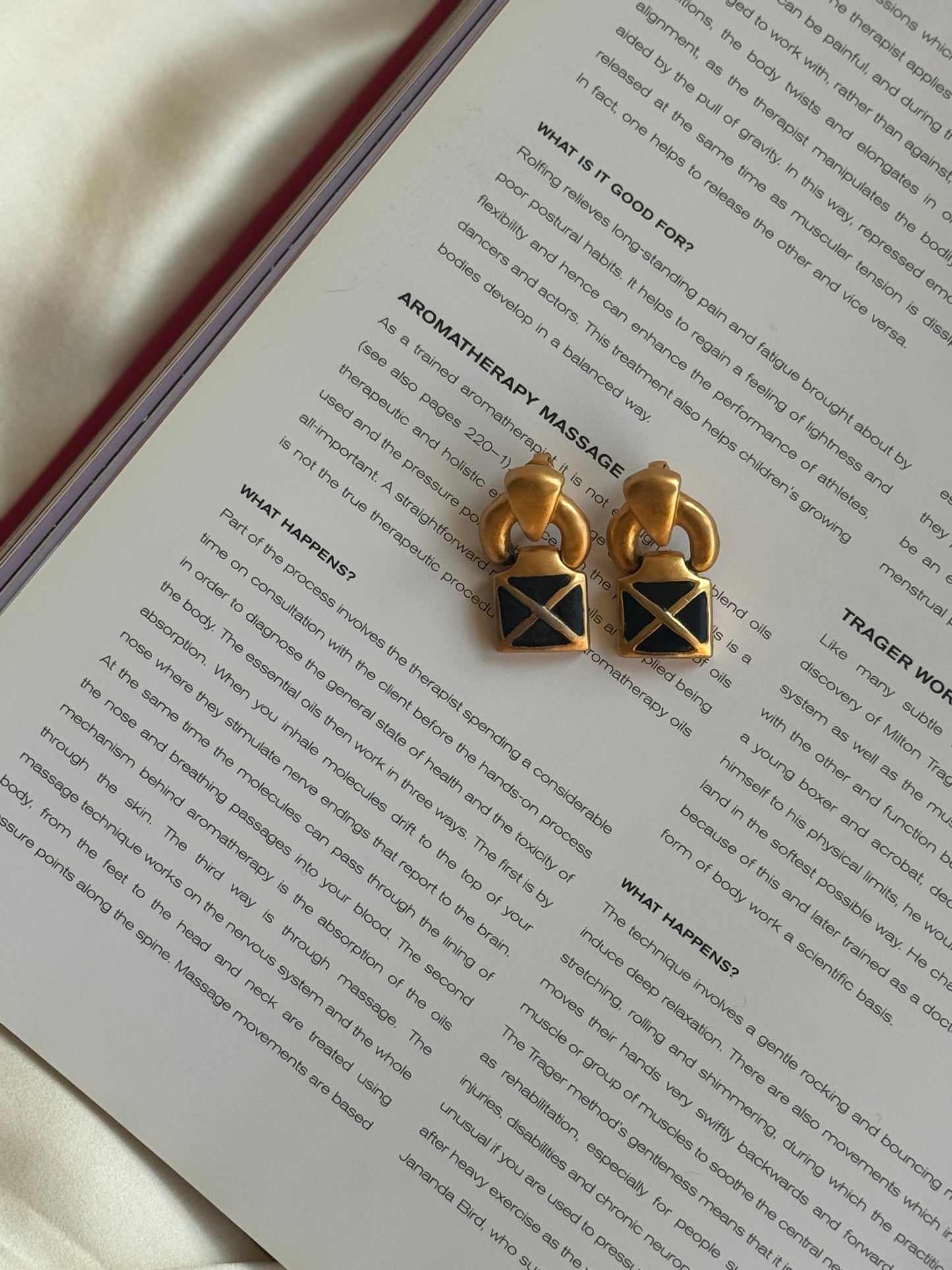 Vintage Geometric Clip-On Earrings – Gold Tone & Black