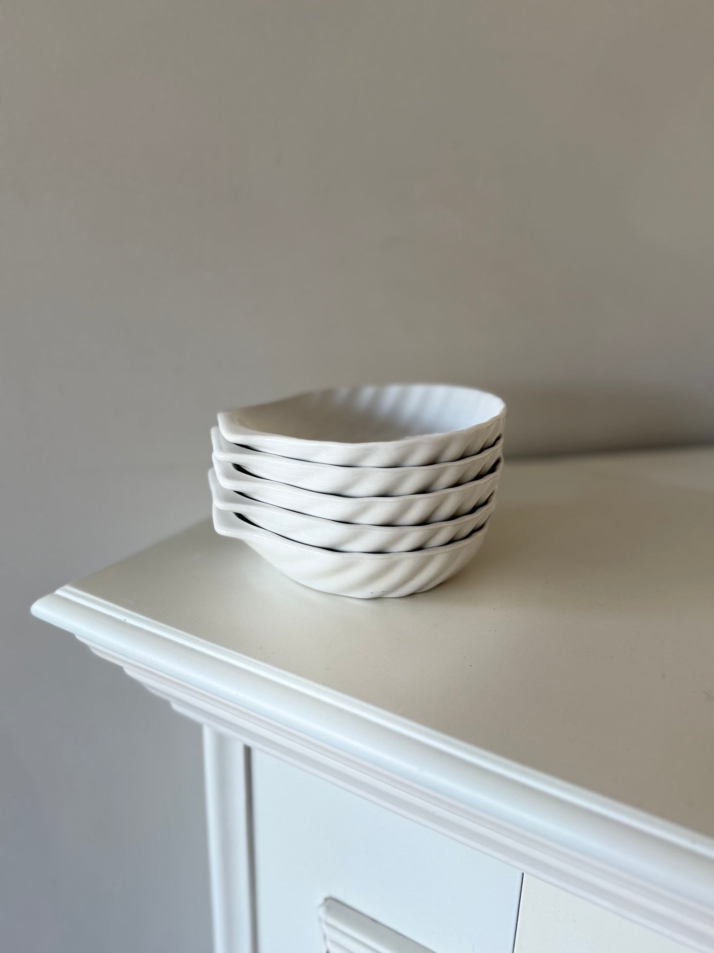 Set of 5 White Ceramic Scallop Shell Dishes
