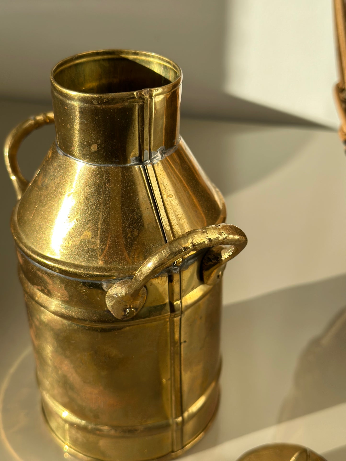 Brass milk dispenser with lid