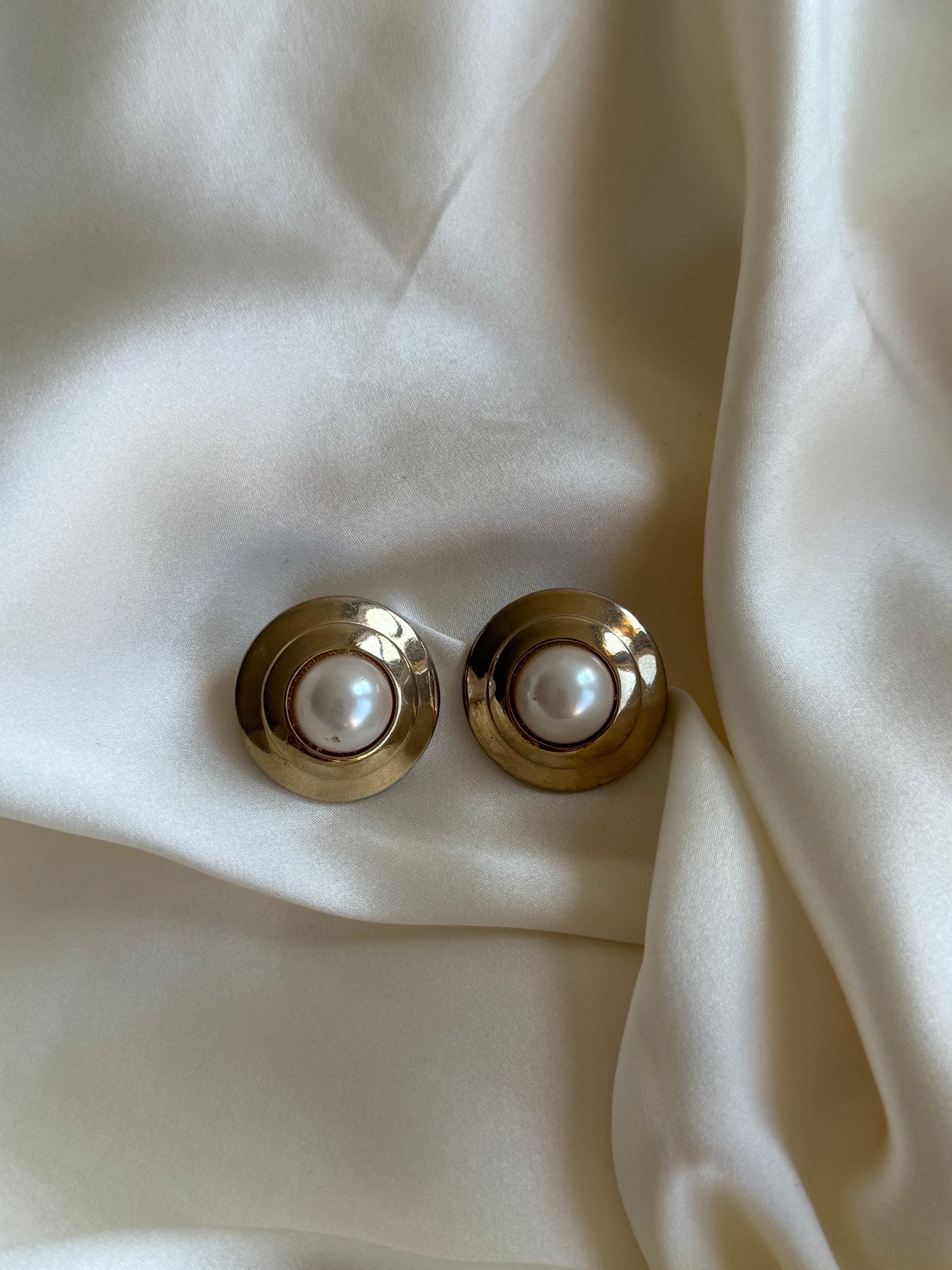 Vintage Stud Earrings – Pearl Look & Gold-Tone Finish