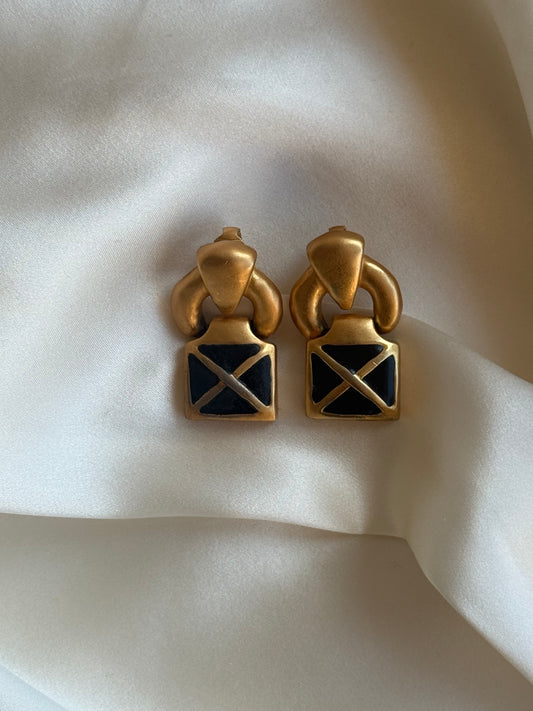 Vintage Geometric Clip-On Earrings – Gold Tone & Black