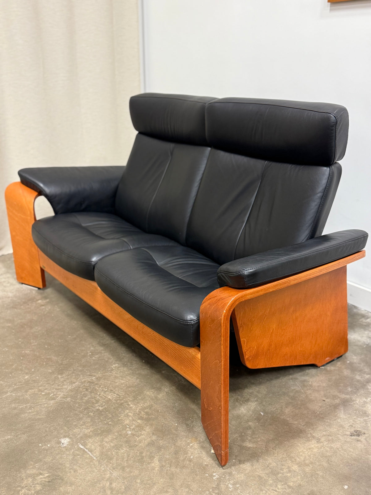 Stressless Pegasus loveseat and armchair by Ekornes, crafted in Norway