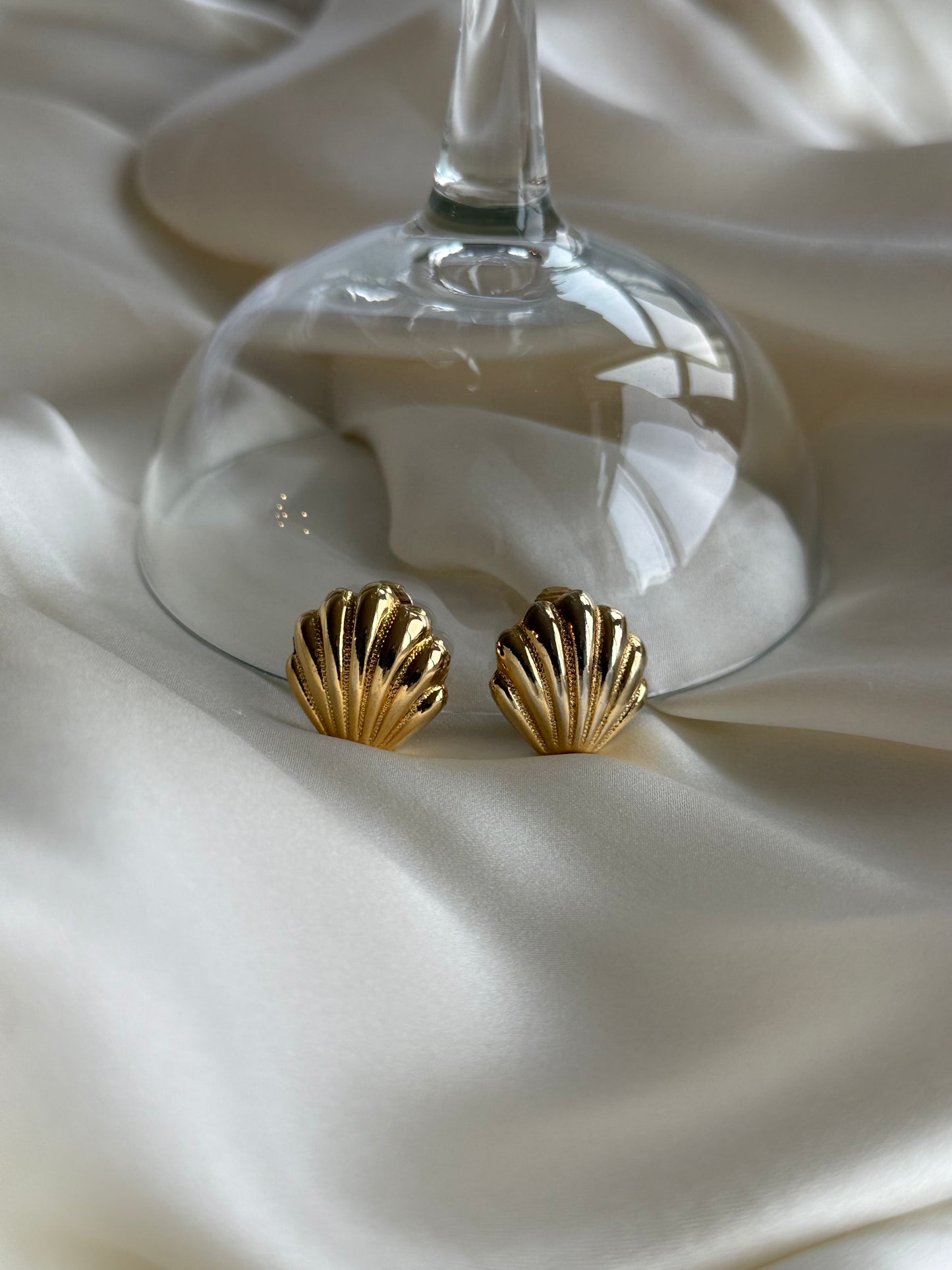 Vintage Gold Shell Clip-On Earrings