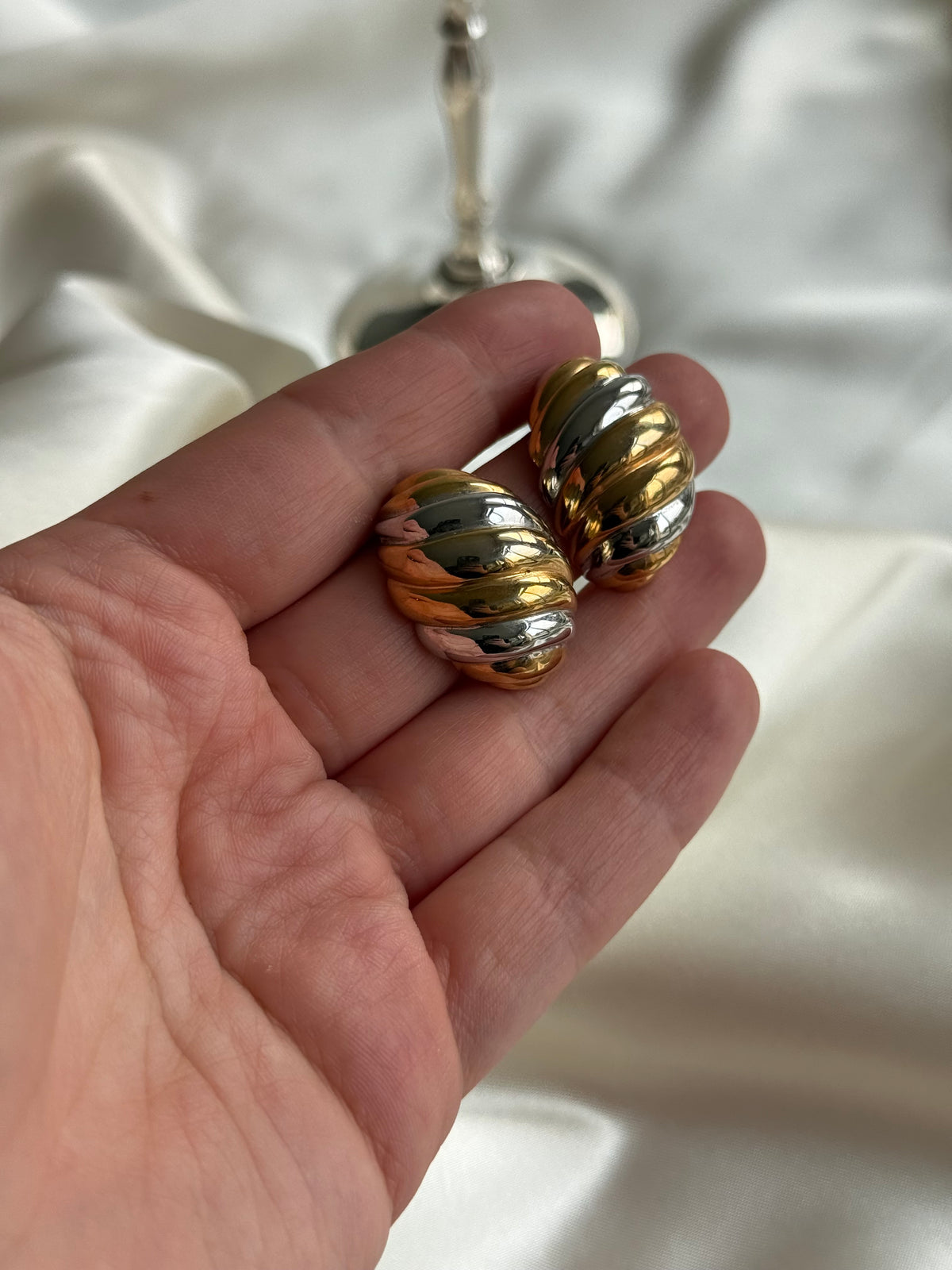 Vintage Two-Tone Ribbed Stud Earrings
