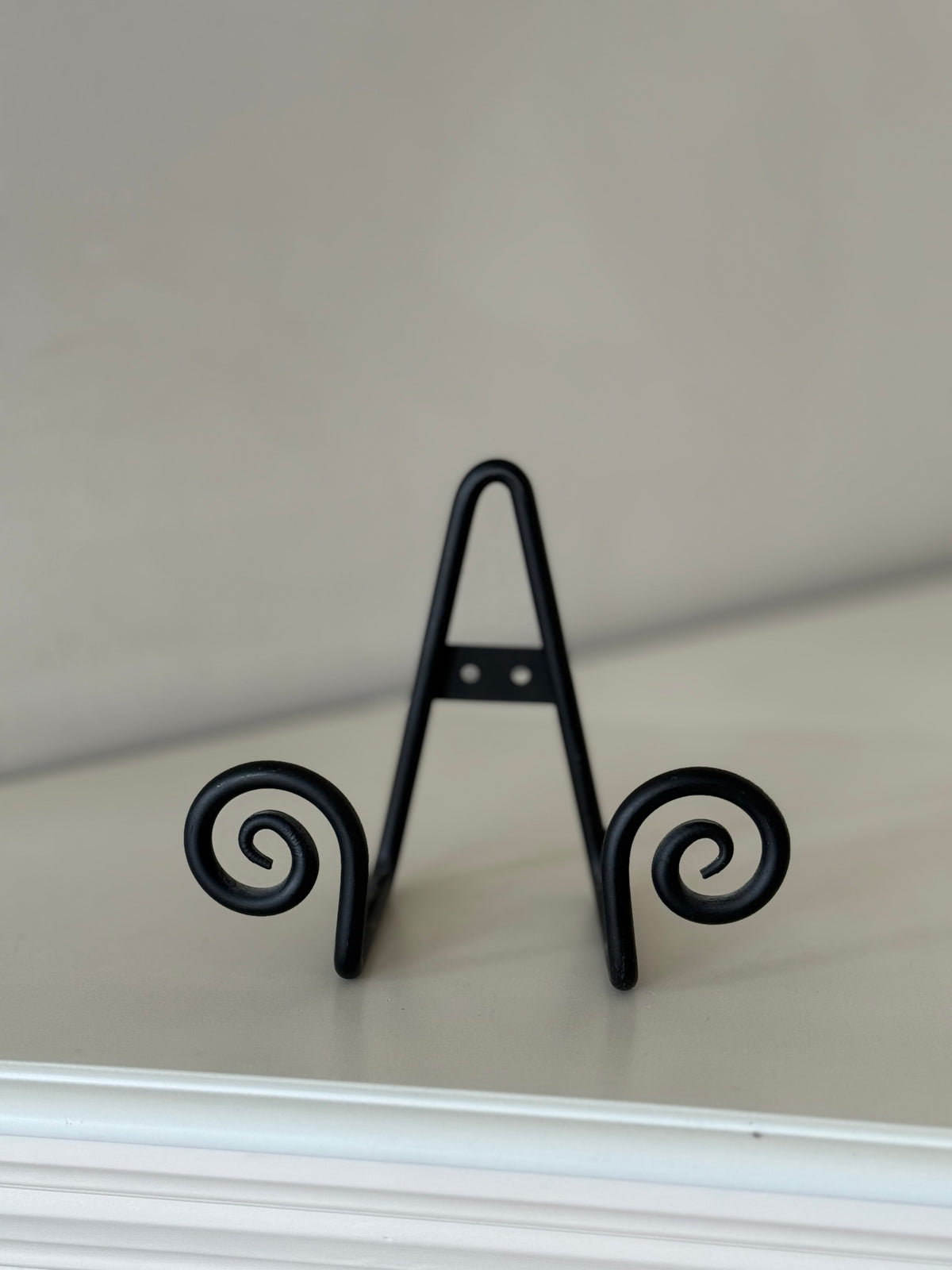 Black Metal Scrollwork Display Easel | Decorative Plate & Art Stand