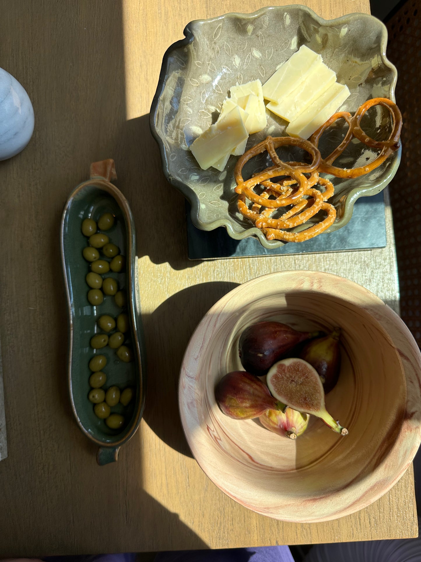 Pottery pedestal tray