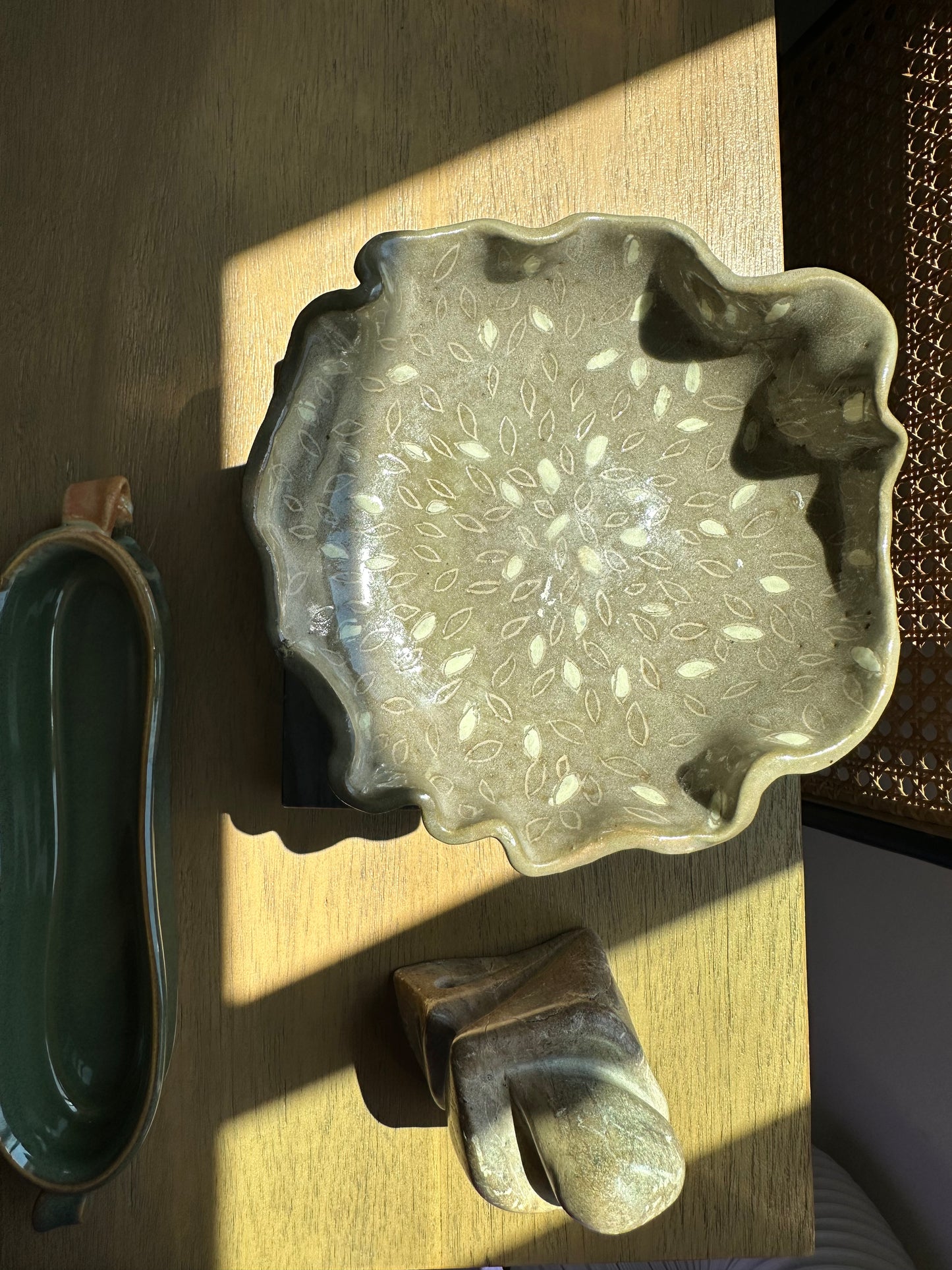 Pottery pedestal tray