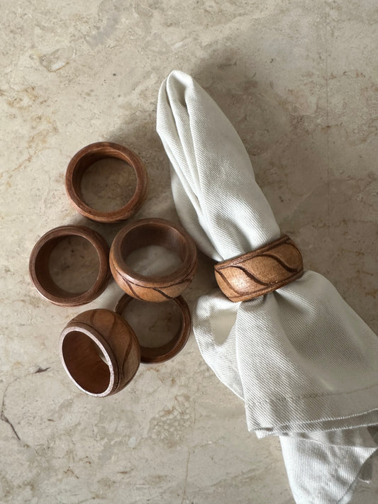 Wooden napkin rings with cotton napkins